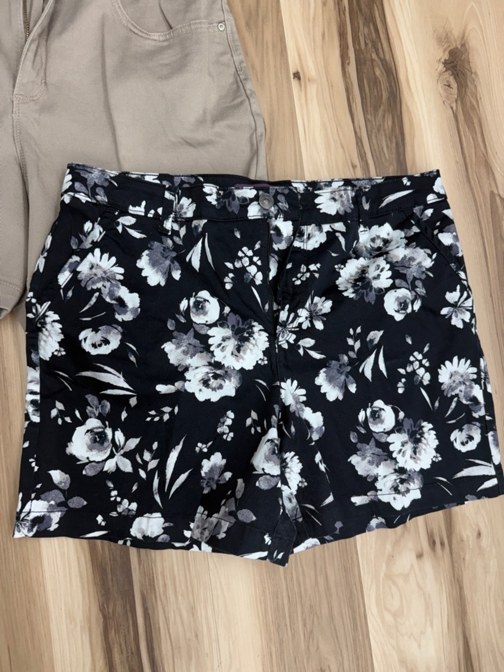 Gloria Vanderbilt Black Floral and Beige Bermuda Shorts Lot T21 - Picture 4 of 8